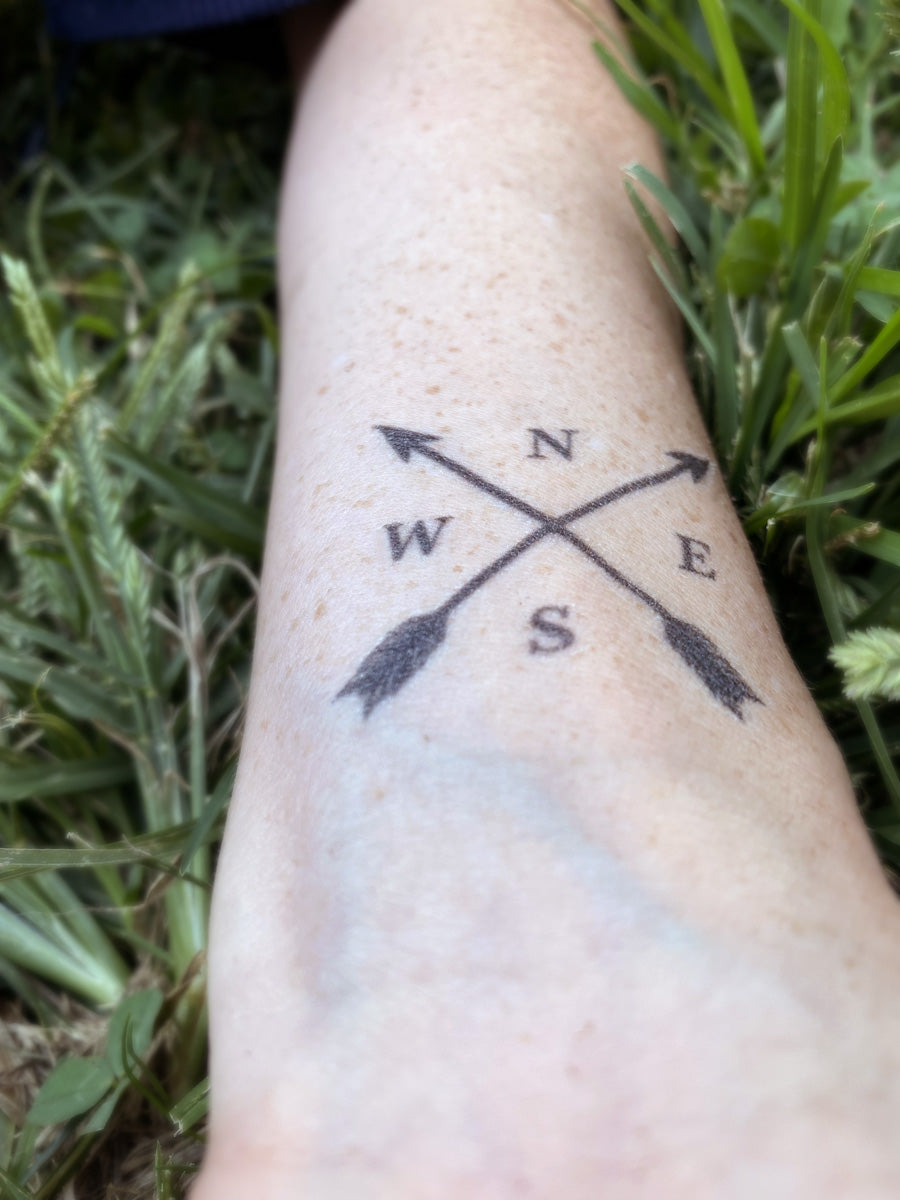 TATUAJE DE BRUJULA CON FLECHAS