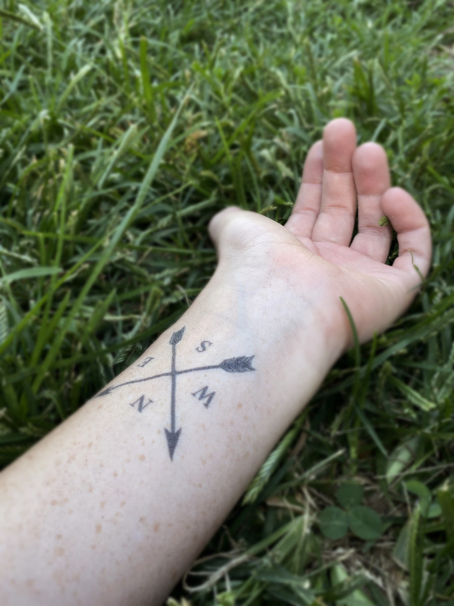 TATUAJE DE BRUJULA CON FLECHAS