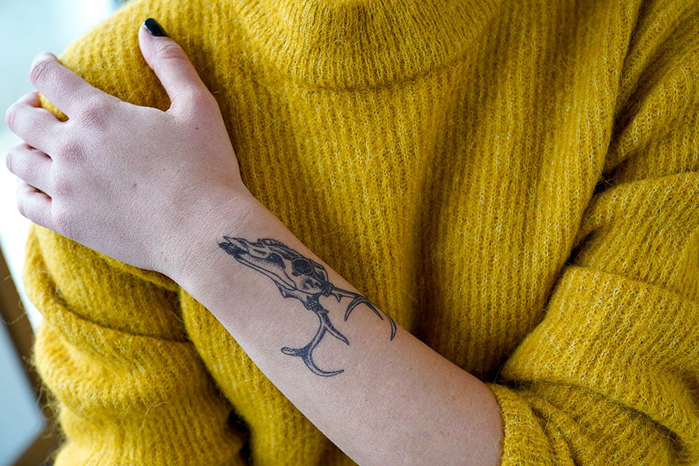 TATUAJE PUNTILLISTA DE CRÁNEO DE CIERVO