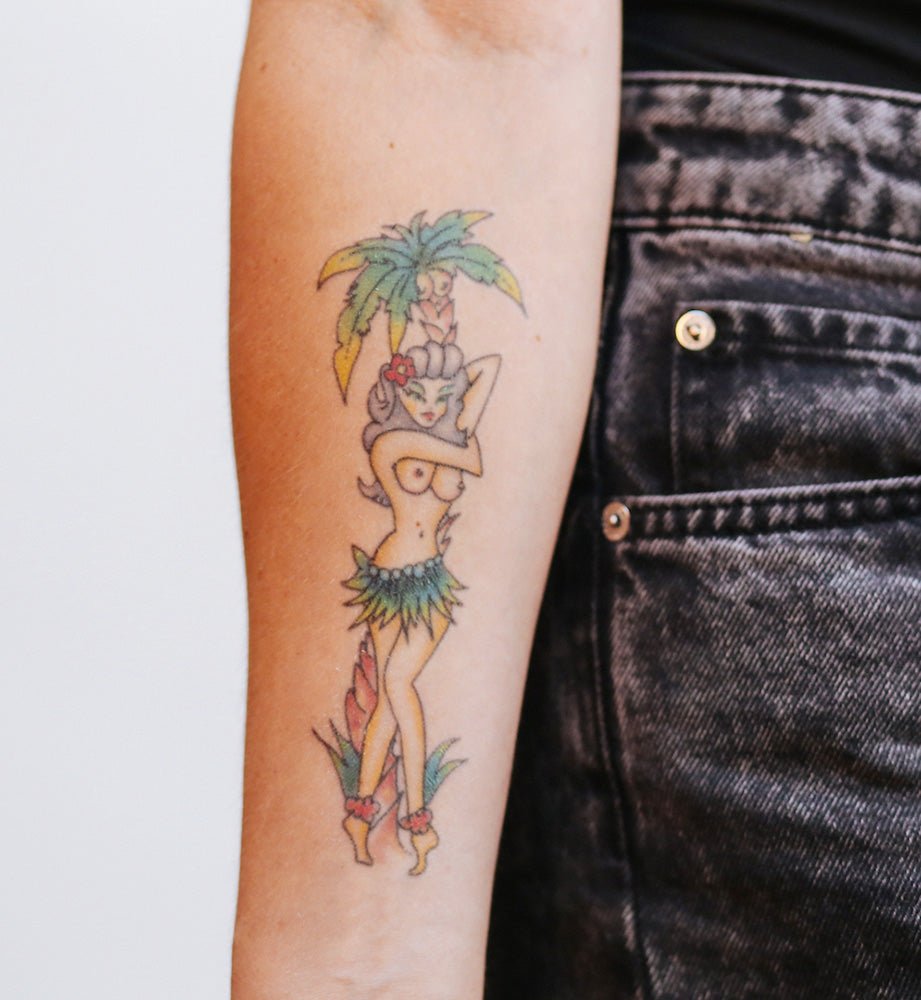 CHICA PIN-UP JUNTO A PALMERA
