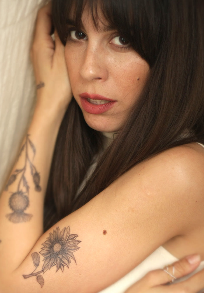 TATUAJE DE GIRASOL EN PUNTILLISMO