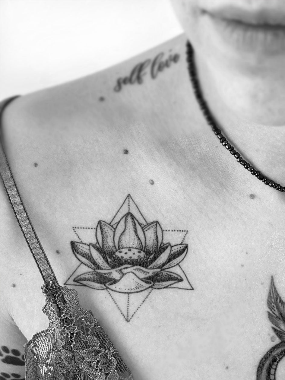 TATUAJE DE FLOR DE LOTO EN PUNTILLISMO