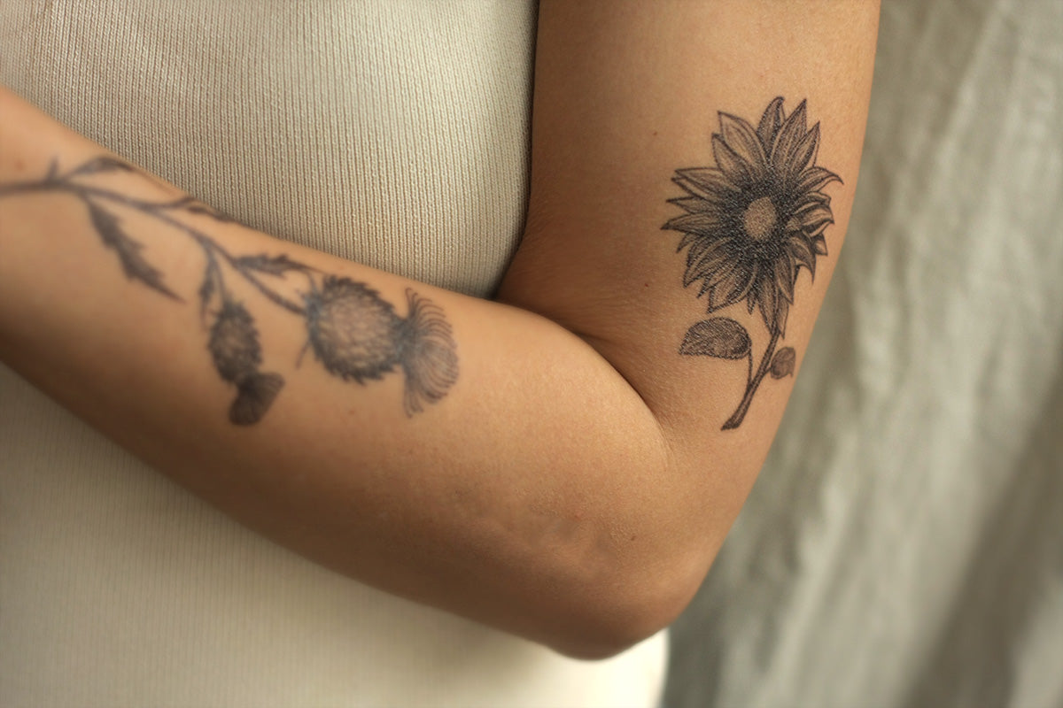 TATUAJE DE GIRASOL EN PUNTILLISMO