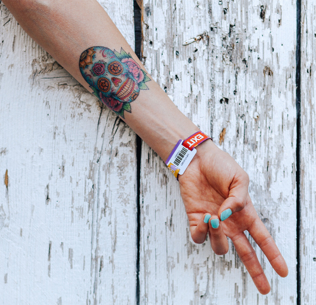 CALAVERA DE AZÚCAR CON ROSAS