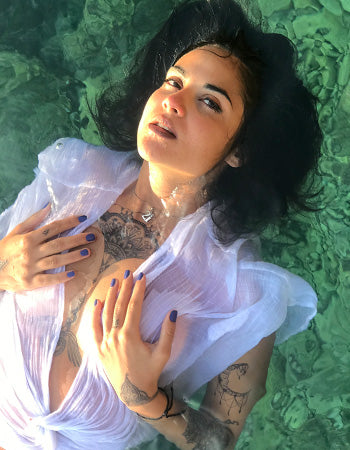 ADORNO MEHNDI CON FLOR PARA EL ESTERNÓN