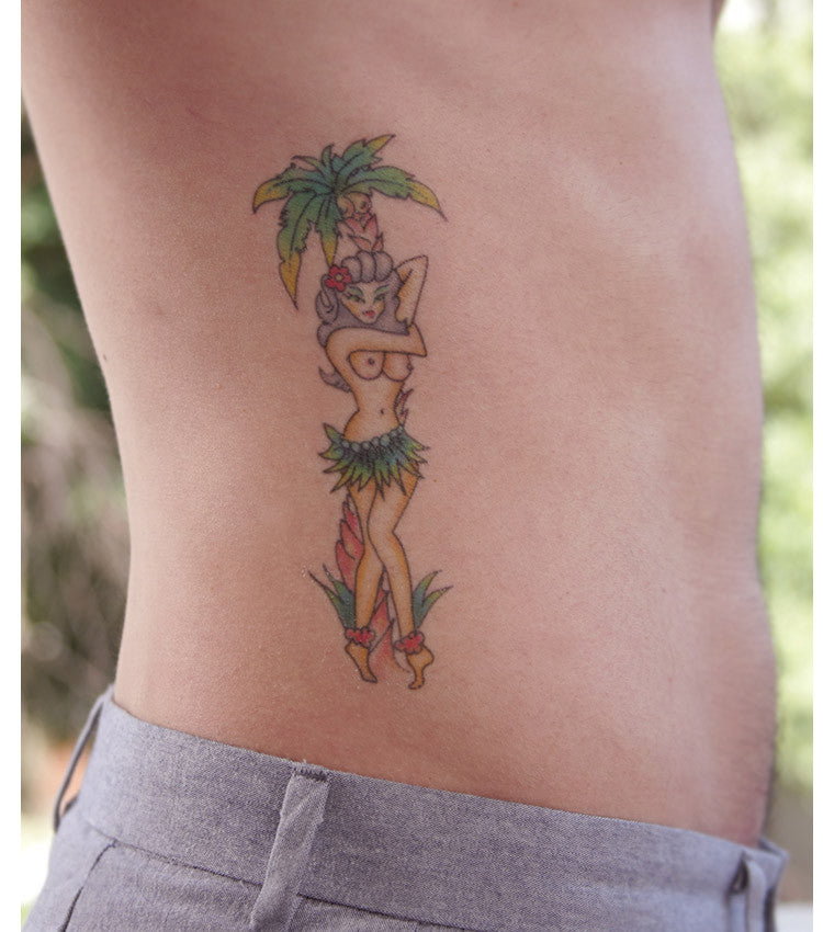 CHICA PIN-UP JUNTO A PALMERA