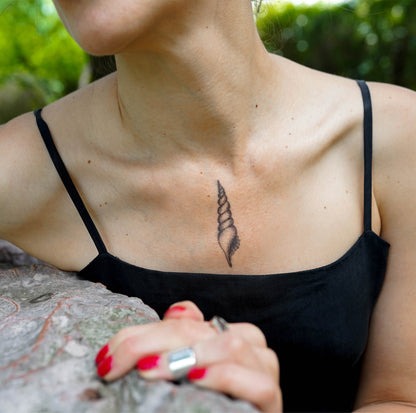 TATUAJE DE CONCHAS MARINAS EN PUNTILLISMO