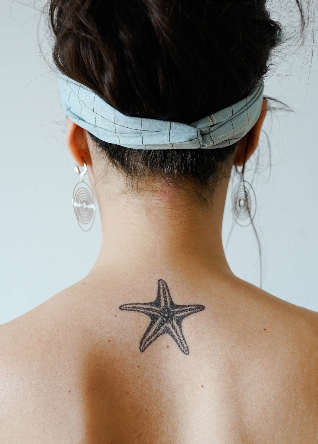 TATUAJE DE ESTRELLA DE MAR EN PUNTILLISMO