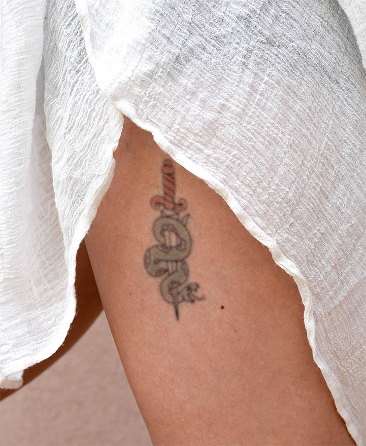 TATUAJE VINTAGE DE SERPIENTE Y DAGA