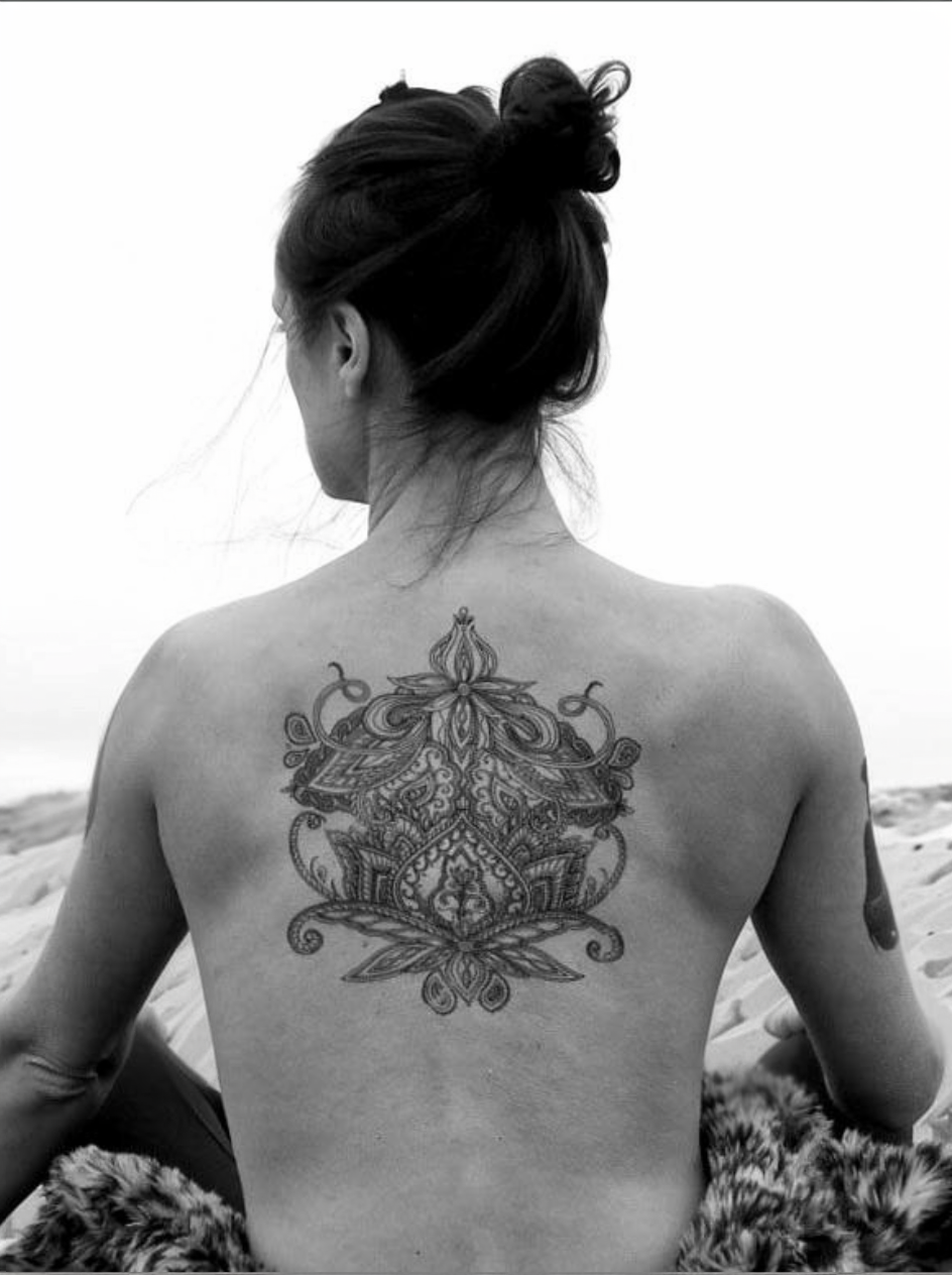 ADORNO MEHNDI GRANDE PARA LA ESPALDA