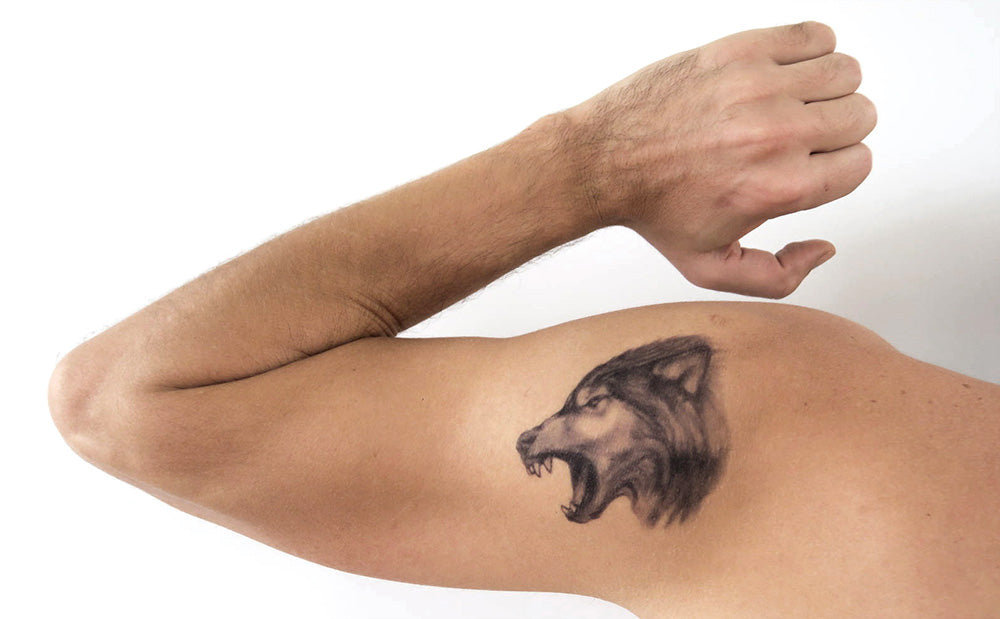 TATUAJE REALISTA DE LOBO GRUÑENDO