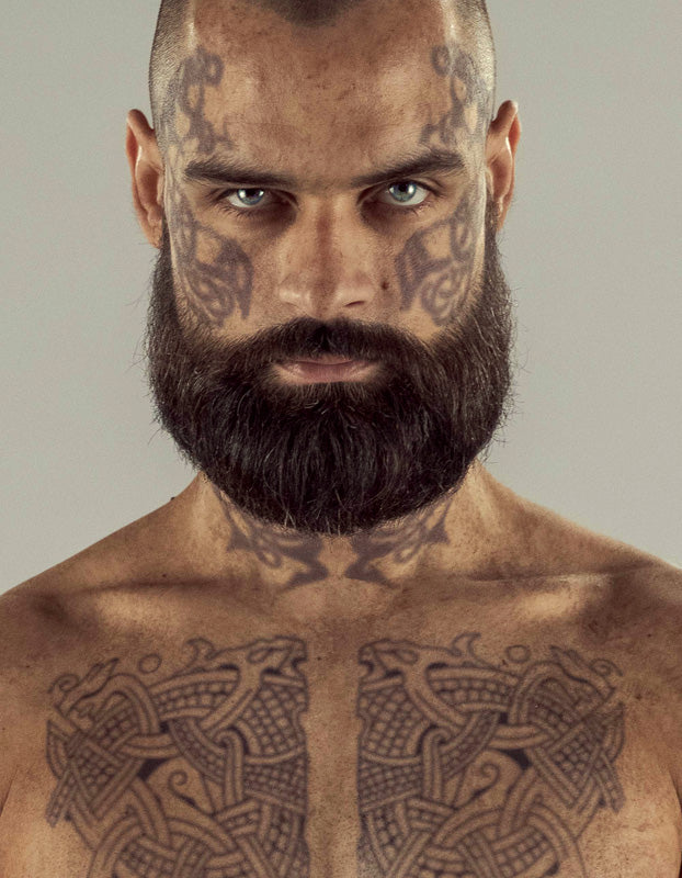 SET DE TATUAJES DE HARALD "CABELLERA HERMOSA" PARA EL PECHO Y LA CARA - SERIE VIKINGOS