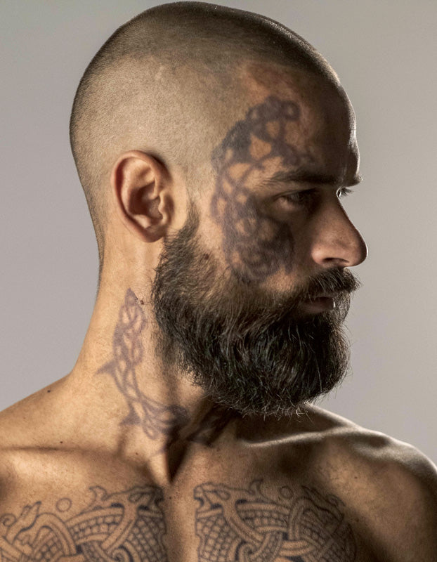SET DE TATUAJES DE HARALD "CABELLERA HERMOSA" PARA EL PECHO Y LA CARA - SERIE VIKINGOS