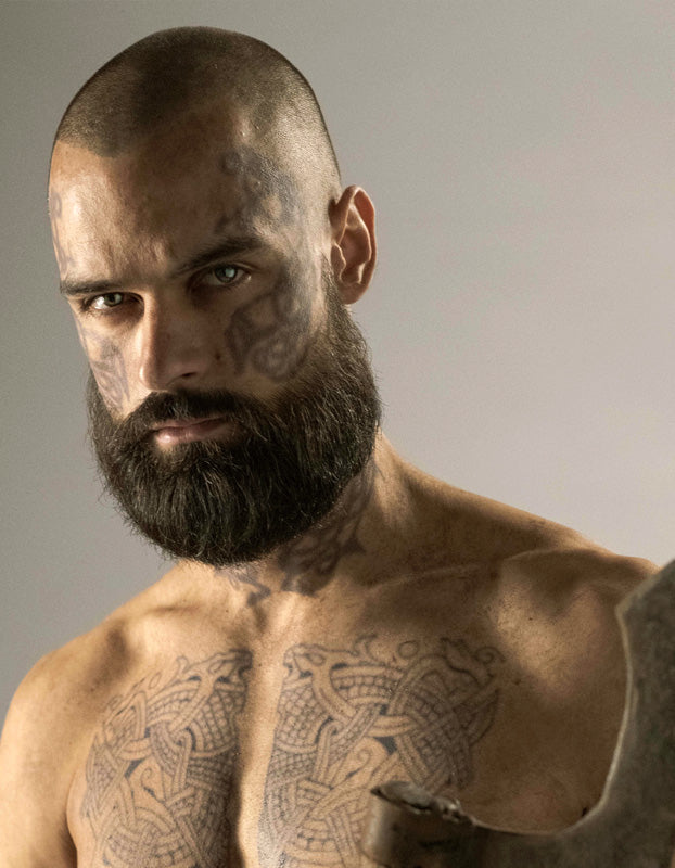 SET DE TATUAJES DE HARALD "CABELLERA HERMOSA" PARA EL PECHO Y LA CARA - SERIE VIKINGOS