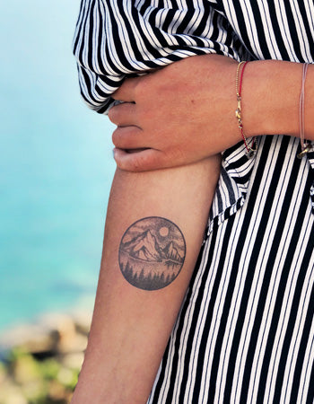 TATUAJE DE MONTAÑA PUNTILLISTA